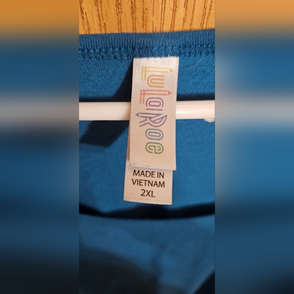 LuLaRoe Lynnae Long Sleeve Tee - Picture 3 of 4